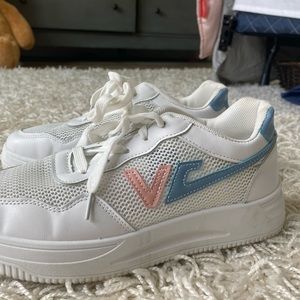 mesh lace tennis shoes!